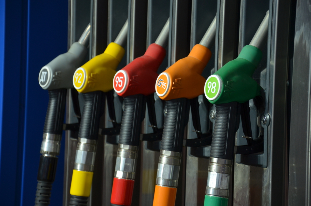Цены на бензин упали в России