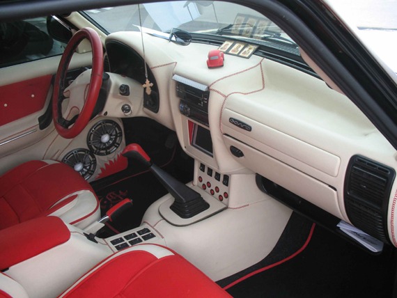 Улучшена панель приборов ВАЗ 2110 выполненная в бело красных тонах